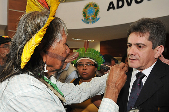 José Weber Holanda (à dir.), investigado pela PF, durante encontro com líderes indígenas em Brasília em agosto