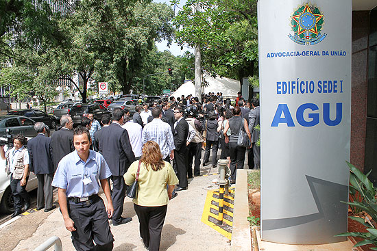 Servidores da AGU protestam pedindo a saída do Luís Inácio Adams do órgão