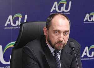 Ministro Lus Incio Adams durante entrevista na sede da AGU