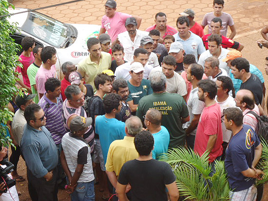 Cenas da confusão envolvendo fiscais do Ibama e madeireiros insatisfeitos com ações de fiscalização em Dom Eliseu (PA)