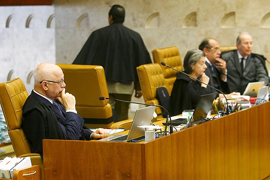Ministros Teori Zavascki, Carmen Lucia, Gilmar Mendes e Celso de Mello no plenário do Supremo Tribunal Federal (STF) durante julgamento do mensalão