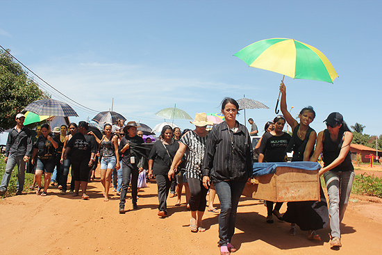 Produtores fazem enterro simbólico em protesto contra despejo em área indígena em Mato Grosso