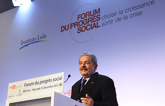 Ex-presidente Lula discursa no encerramento de fórum que aconteceu em Paris
