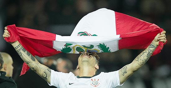 Foto do peruano Guerrero comemorando conquista do campeonato, publicada no alto da "Primeira Pgina"