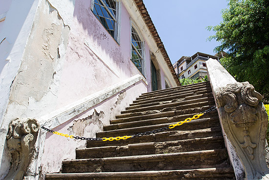 Prédio do Arquivo Público da Bahia, que possui infiltrações, mais visíveis na parte externa