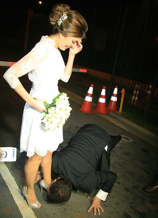 Carlinhos Cachoeira beija os pés de Andressa Mendonça, após a cerimônia de casamento
