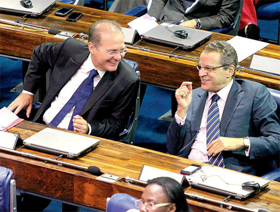 O senador Renan Calheiros (esq.) e o deputado Henrique Eduardo Alves no plenário do Senado 