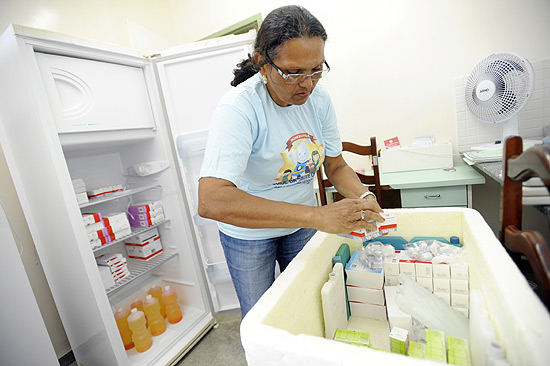 Funcionária de hospital da cidade repõe vacinas que foram perdidas após corte de energia