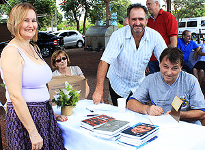 Italiano Cesare Battisti autografa livro após aparecer de surpresa em festa <br>de familiares em Toledo, no Paraná