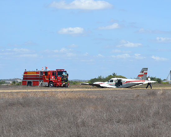 Avio oficial do governador da Paraba, Ricardo Coutinho, no aeroclube de Campina Grande, aps sofrer uma pane