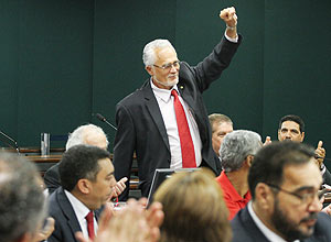 Deputado José Genoino durante reunião do PT na Câmara; grupo cobra sua saída de comissão