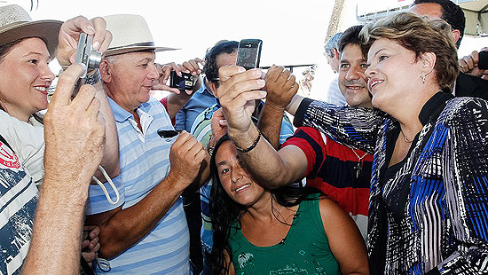 Dilma posa para foto durante visita a feira rural em Cascaval, no Paraná