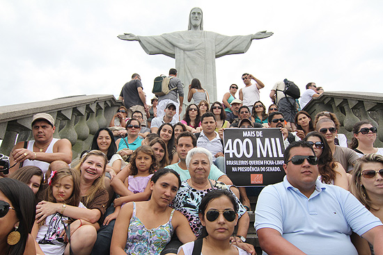 Grupo que organiza petio contra Renan fez ato no Cristo Redentor para comemorar a marca de 400 mil assinaturas