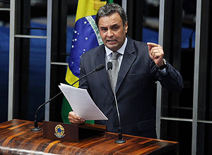 Aécio Neves discursa na tribunal do Senado
