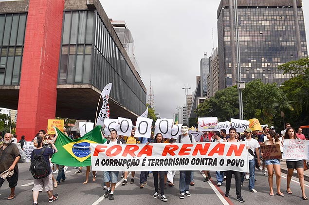 Manifestantes pedem saída do senador Renan Calheiros (PMDB-AL) da presidência do Senado em protesto na av. Paulista neste sábado