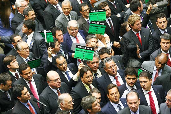 Parlamentares de Estados no produtores exibem cartazes pela derrubada do veto ao projeto que muda a partilha dos royalties