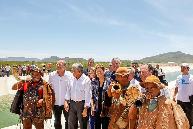 Dilma Rousseff posa para foto com sertanejos durante visita a gua Branca (AL)