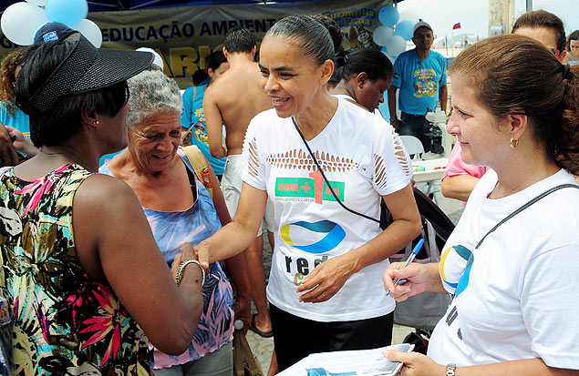 Ex-senadora Marina Silva cumprimenta eleitores na praia de Copacabana, onde foi coletar assinaturas para novo partido