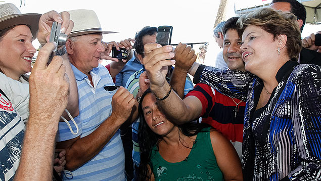Dilma Rousseff posa para foto durante visita a feira rural em Cascaval, no Paraná