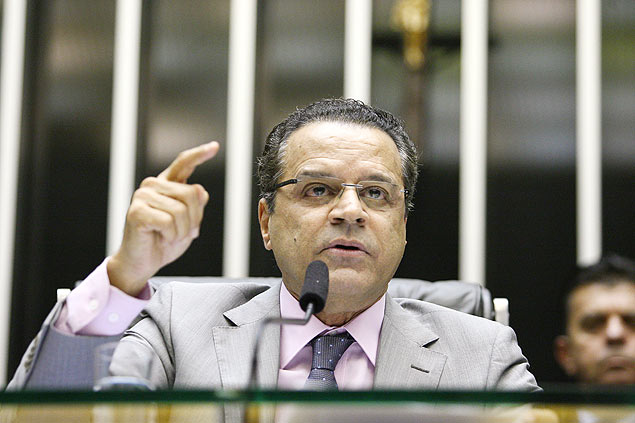 O deputado Henrique Eduardo Alves (PMDB-RN) discursa em sesso no plenrio da Cmara; ele admite que medida causou atrito entre Poderes