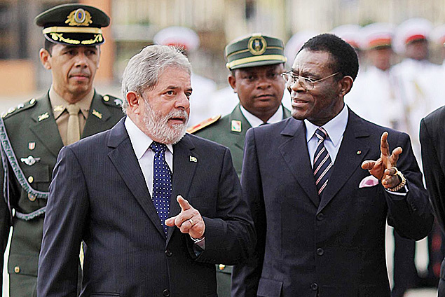 O então presidente Lula em visita a Guiné Equatorial em 2010 ao lado do presidente Obiang Nguema Mbasogo no palácio presidencial em Malabo 
