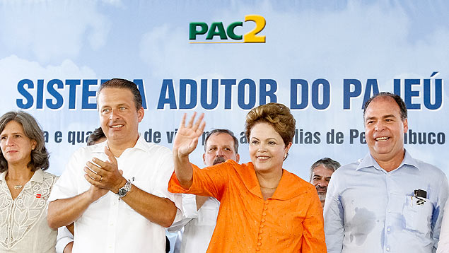 Dilma Rousseff acena ao lado do governador Eduardo Campos (de branco) durante cerimônia de entrega do trecho Floresta-Serra Talhada do Sistema Adutor Pajeú