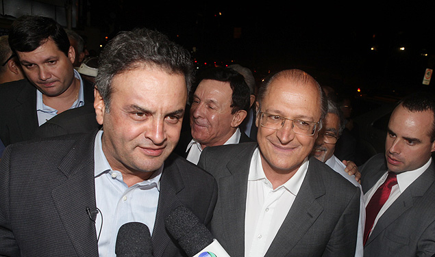O senador Acio Neves (PSDB-MG) ao lado governador de So Paulo, Geraldo Alckmin, chega a Congresso do PSDB