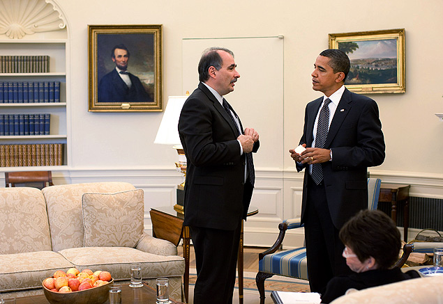 Estrategista David Axelrod conversa com o presidente dos Estados Unidos, Barack Obama, na Casa Branca