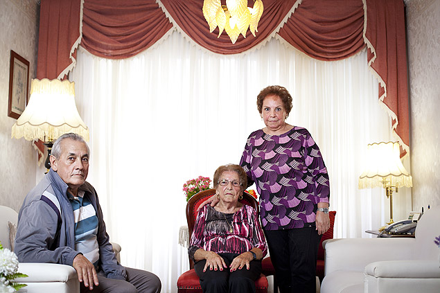 Isaura Siqueira (centro), que espera pagamento desde 1986, com os filhos Heiriri e Ilza