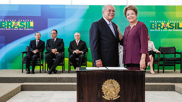 Dilma Rousseff em cerimnia de posse do novo ministro dos Transportes, Csar Borges; ele assume o cargo no lugar de Pedro Paulo Passos