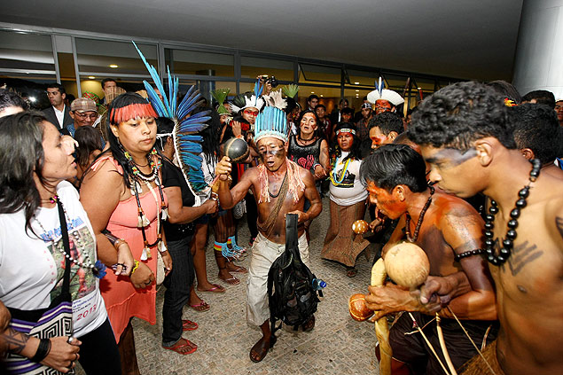 Representantes de diferentes etnias indgenas fazem protesto e pedem reunio com a presidente Dilma Rousseff no Palacio de Planalto