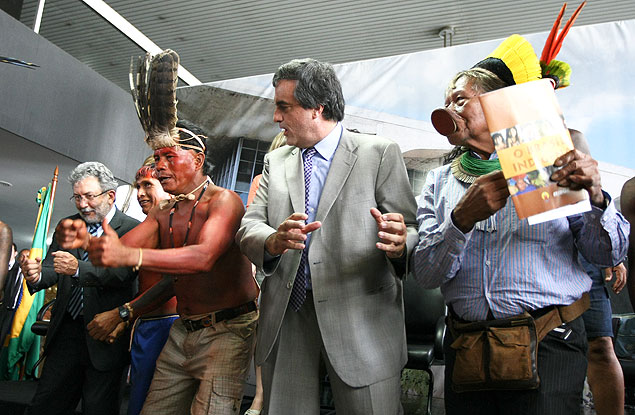 Governo estuda mudar sistema de demarcação de terras indígenas; ministro José Eduardo Cardozo (Justiça) participa de dança com os índios 