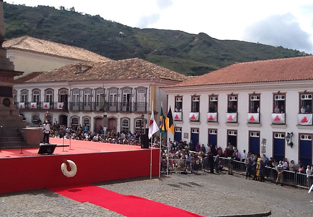  esquerda, prdio da Cmara de Ouro Preto sem as bandeiras de Minas, em protesto do presidente da Casa