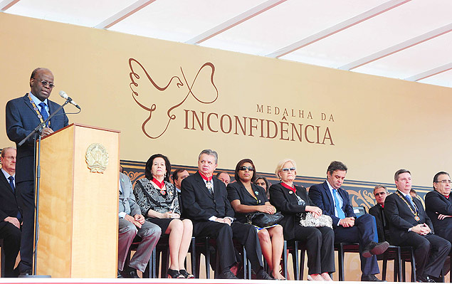 Ministro Joaquim Barbosa discursa em cerimnia de homenagem  Inconfidncia Mineira em Ouro Preto com o governador Antonio Anastasia e o senador Acio Neves 