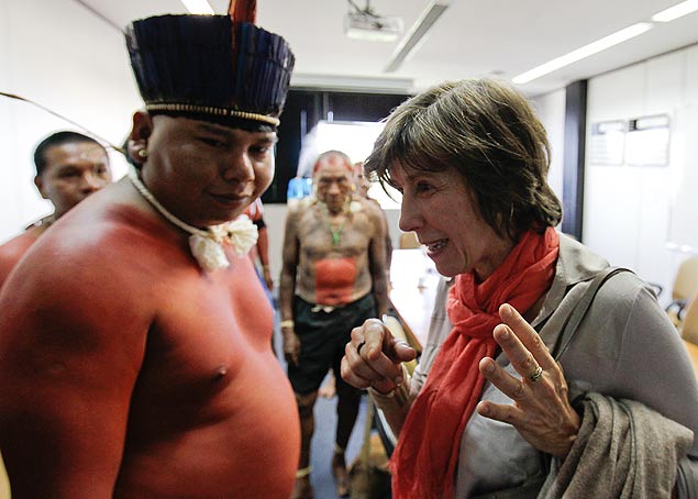 A psicanalista Maria Rita Kehl conversa com índio xavante em Brasília