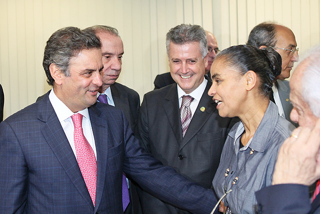Aécio Neves (PSDB-MG) cumprimenta a ex-senadora Marina Silva (Rede); potenciais candidatos se uniram para barrar projeto sobre partidos