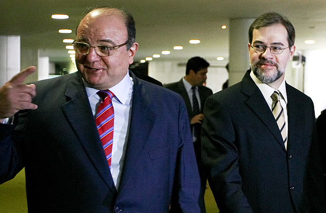 O ministro Dias Toffoli ( dir.) com o deputado Cndido Vaccarezza (PT-SP) no Congresso nesta quinta-feira 