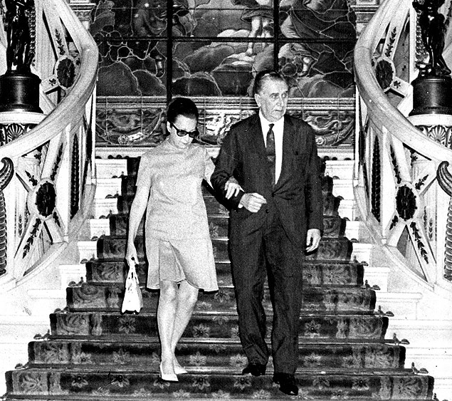 O ento presidente Emlio Garrastazu Mdici desce escadaria do Palcio Laranjeiras com a mulher, Scyla