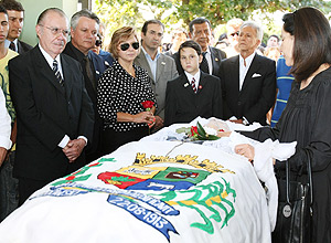 Corpo de Saulo Ramos foi enterrado nesta segunda-feira; cortejo foi acompanhado por cerca de 200 pessoas, entre elas Jos Sarney