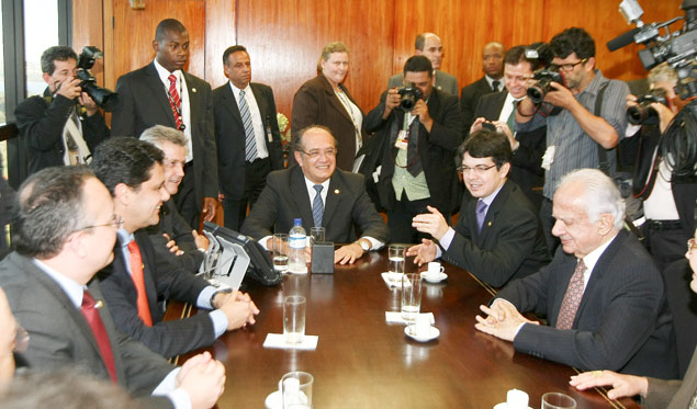 Gilmar Mendes (na cabeceira da mesa) recebe grupo de senadores no Supremo Tribunal Federal