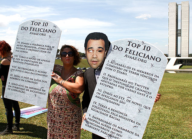 Em protesto contra Feliciano, "sósia" circulou pelo gramado do Congresso ao lado de placas que indicavam motivos para saída dele