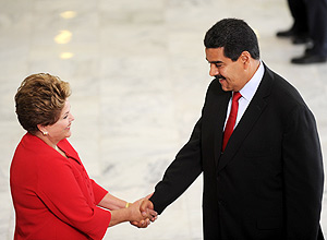 Venezuela's President Nicolas Maduro and Brazilian President Dilma Rousseff shake hands at Planalto Palace in Brasilia.