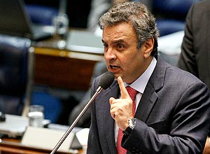 Senador Aecio Neves (PSDB) discursando durante votação da MP dos Portos no Senado
