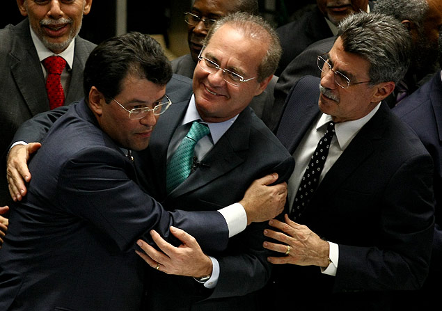 O presidente do Senado, Renan Calheiros, cumprimenta o relator da MP dos Portos e lider do PMDB, Eduardo Braga, ao lado do senador Romero Juc