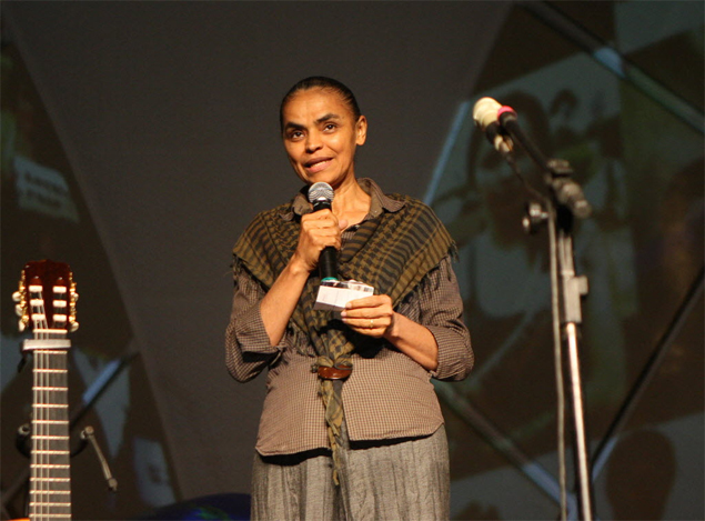 Marina Silva declama poema durante show em feito em São Paulo para arrecadar fundos para seu partido, a Rede Sustentabilidade