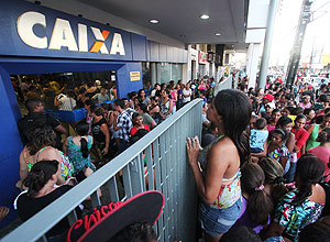 Rumors that the Bolsa Famlia Program would be canceled made many beneficiaries go to Caixa branches on Sunday (19) 