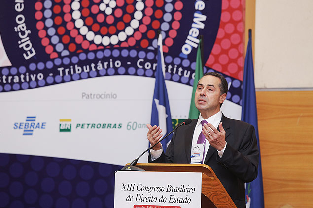 Luís Roberto Barroso durante palestra em congresso sobre direito em Salvador, Bahia