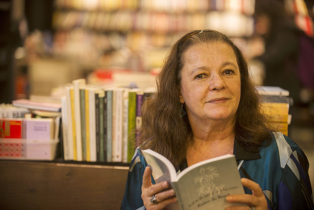 A atriz e ex-deputada Bete Mendes fala sobre sua trajetória em uma livraria no Rio