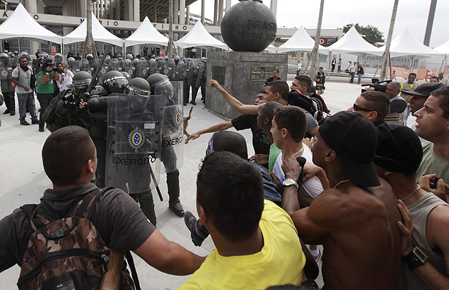 Em preparao para a Copa das Confederaes, Exrcito simula confronto com manifestantes em frente ao Maracan