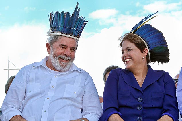 A presidente Dilma Rousseff e o ex-presidente Lula com os cocares que ganharam de Apurinã em inauguração da ponte Rio Negro